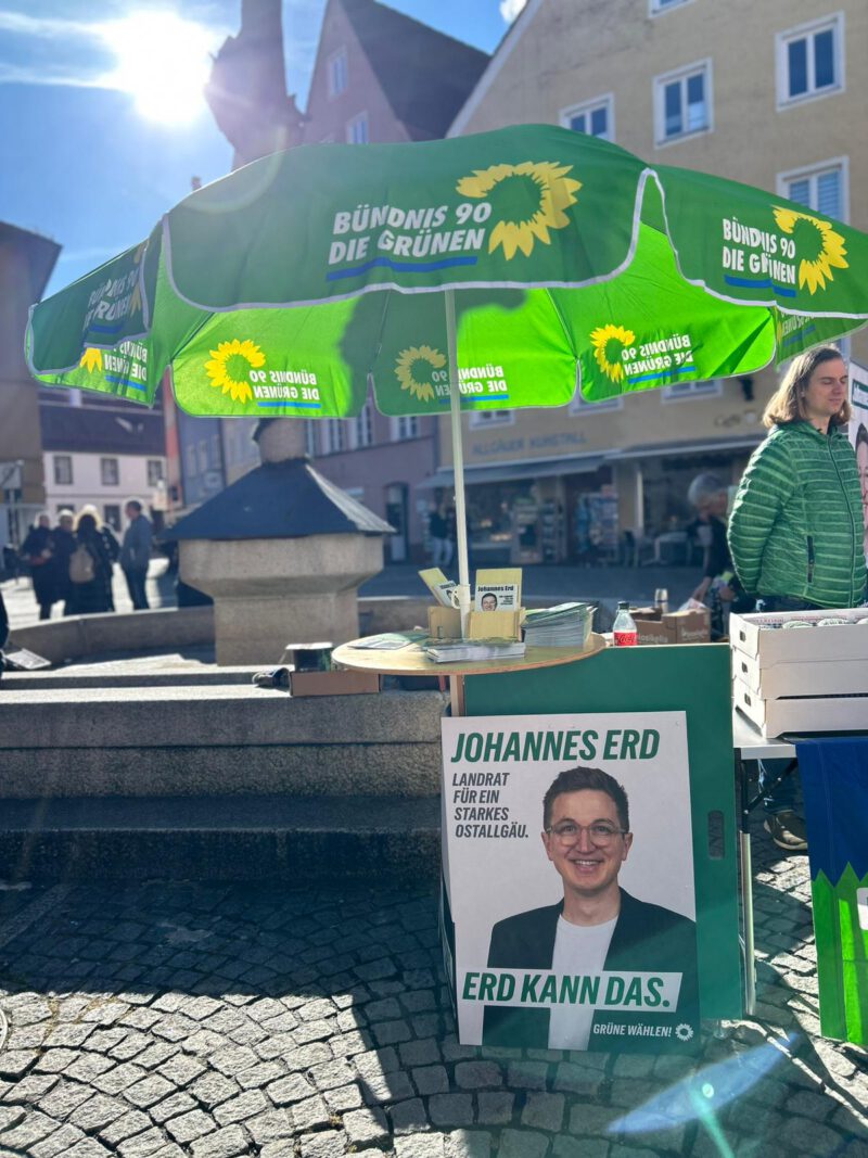 Die Sonne scheint auf den Stadtbrunnen und unseren Stand